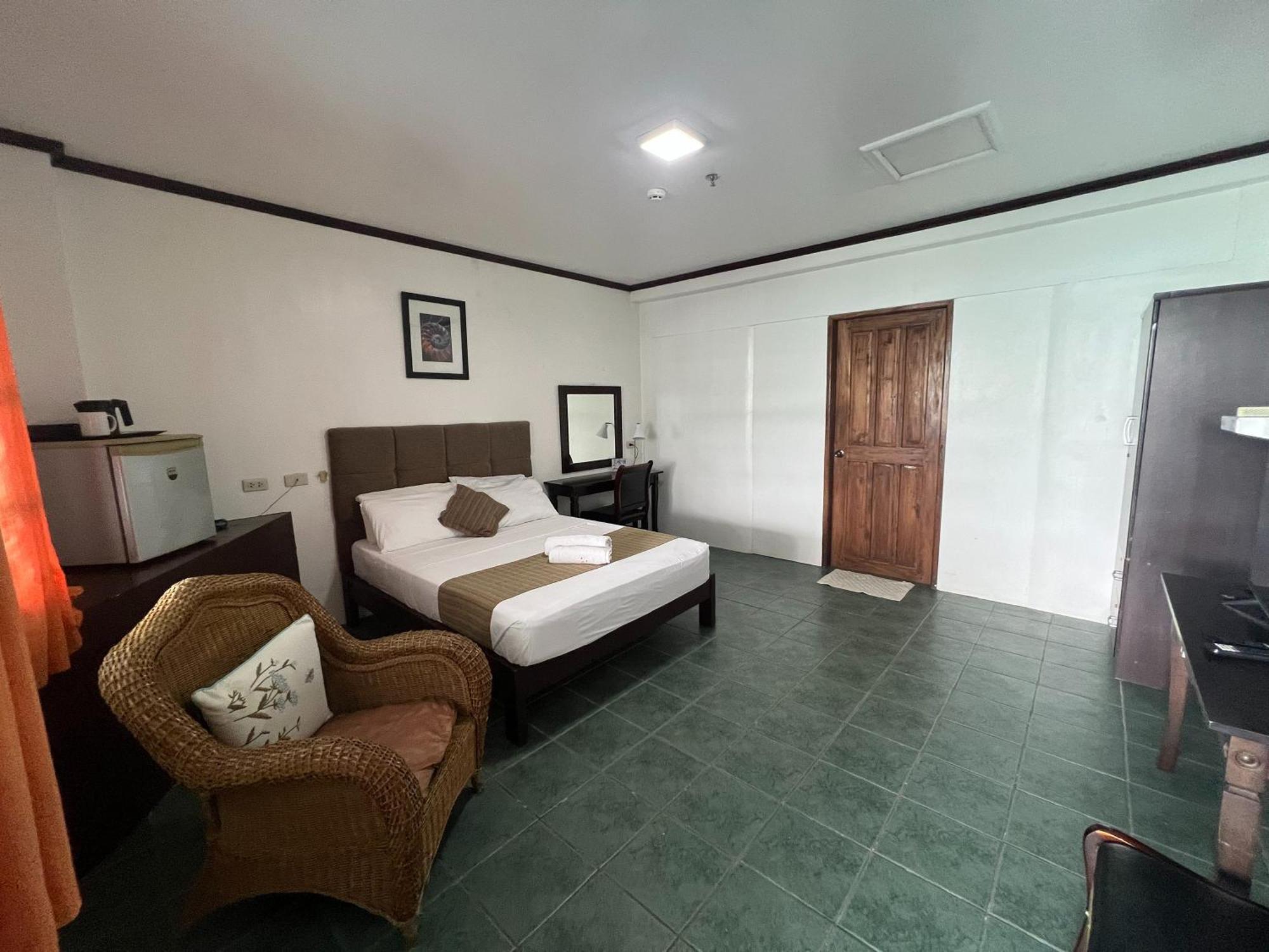 Subiza Beach Resort Olongapo Exterior foto